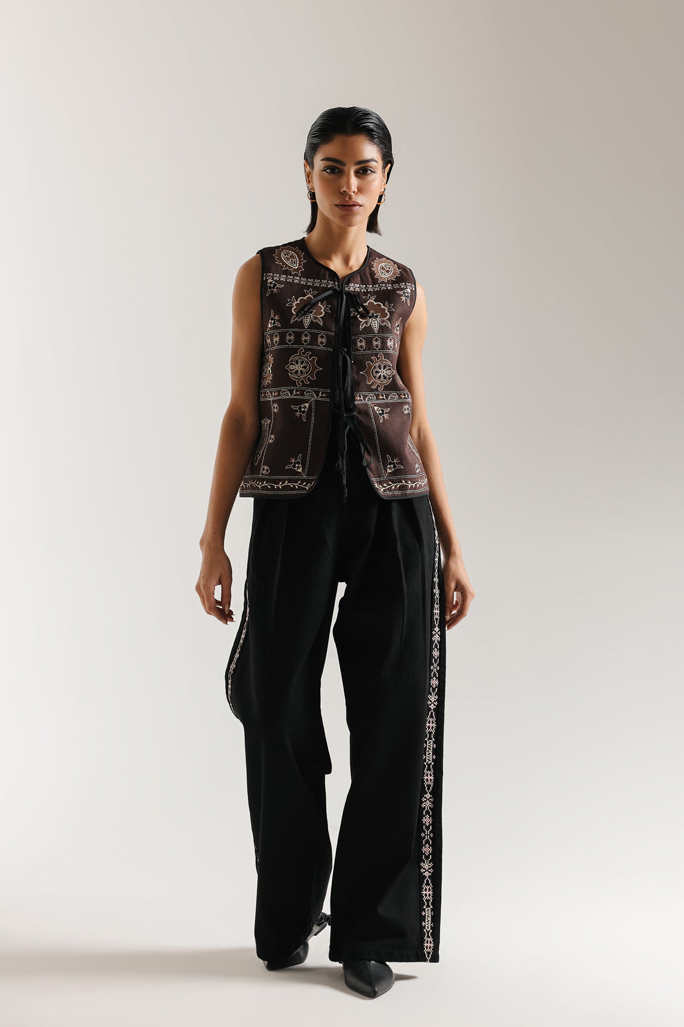 EMBROIDERED JEANS (E1056/101/901)