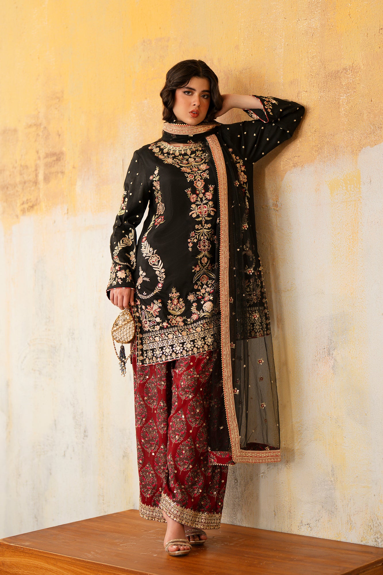 EMBROIDERED SUIT (E1062/104/902)
