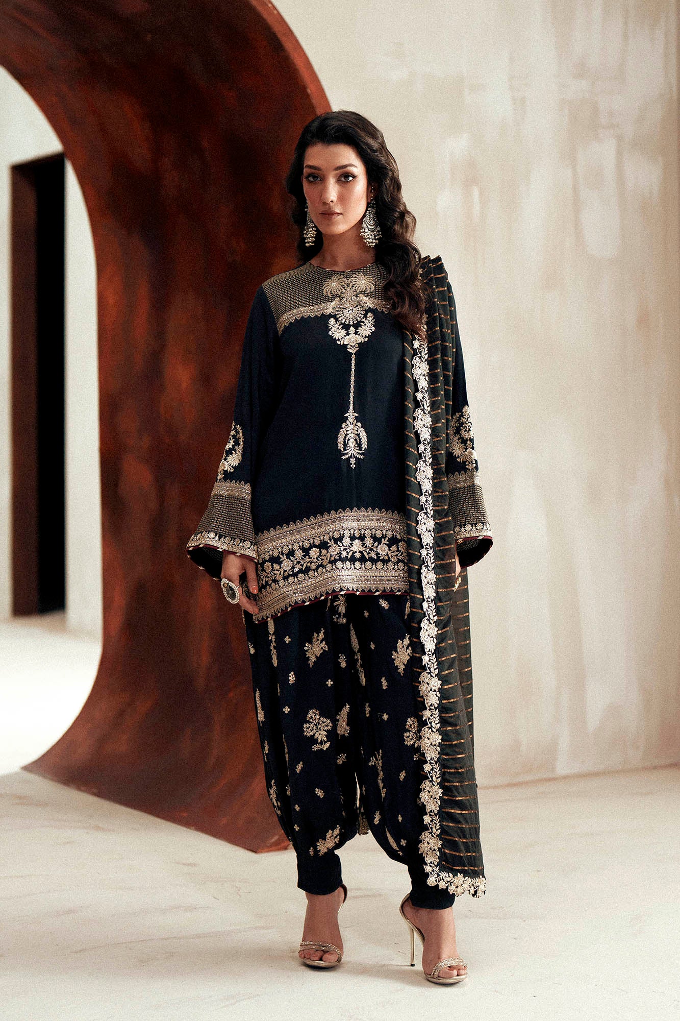EMBROIDERED SUIT (E1107/104/902)