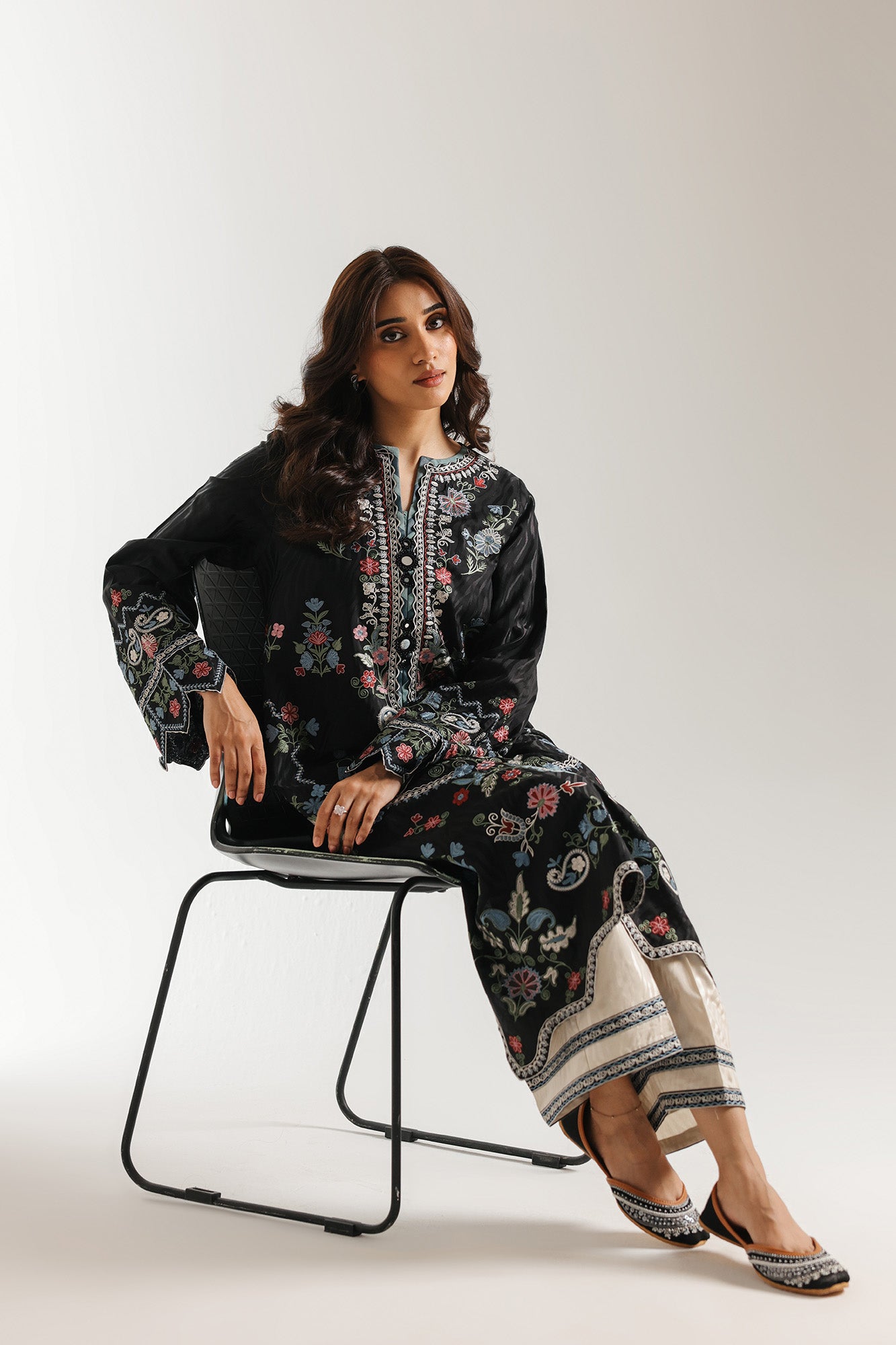 EMBROIDERED SUIT (E3636/103/902)