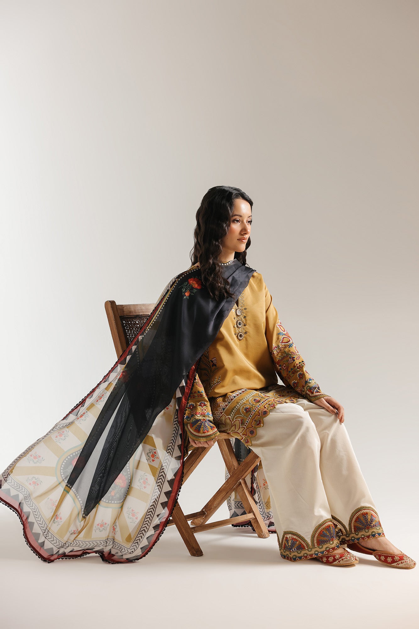 EMBROIDERED SUIT (E4016/103/218)