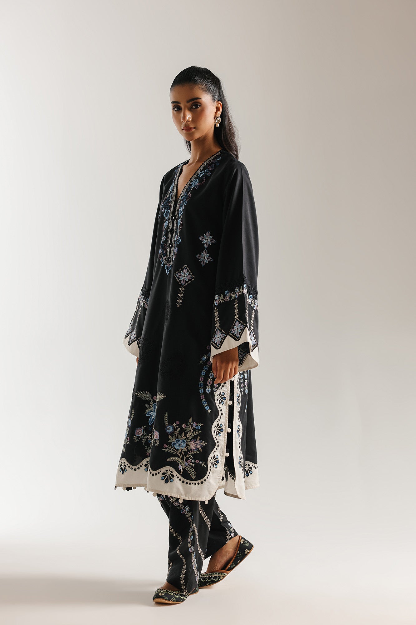 EMBROIDERED SUIT (E4019/103/902)