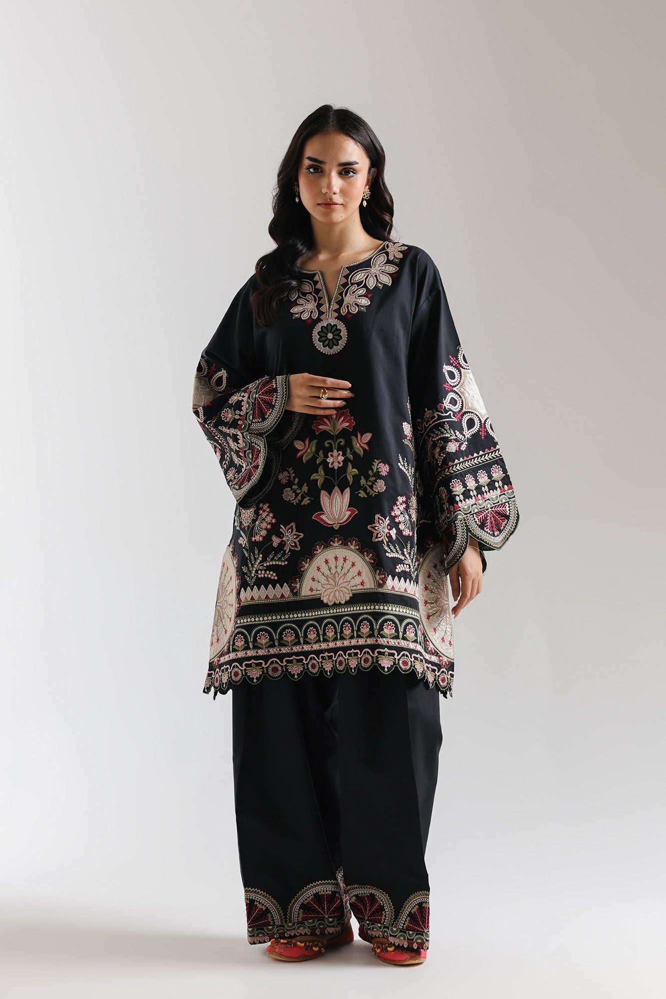 EMBROIDERED SUIT (E4083/103/901)