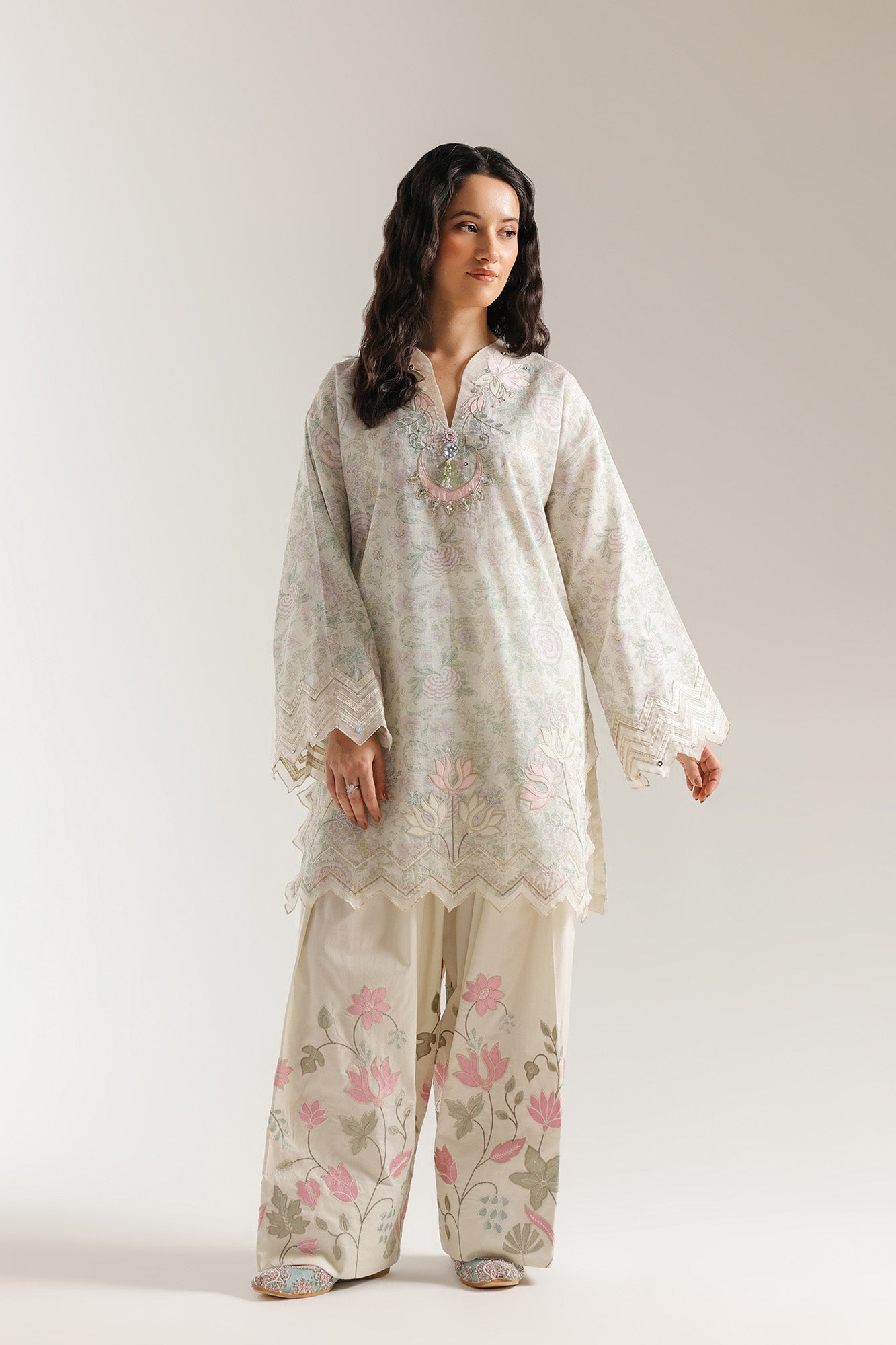 EMBROIDERED SUIT (E4099/103/002)