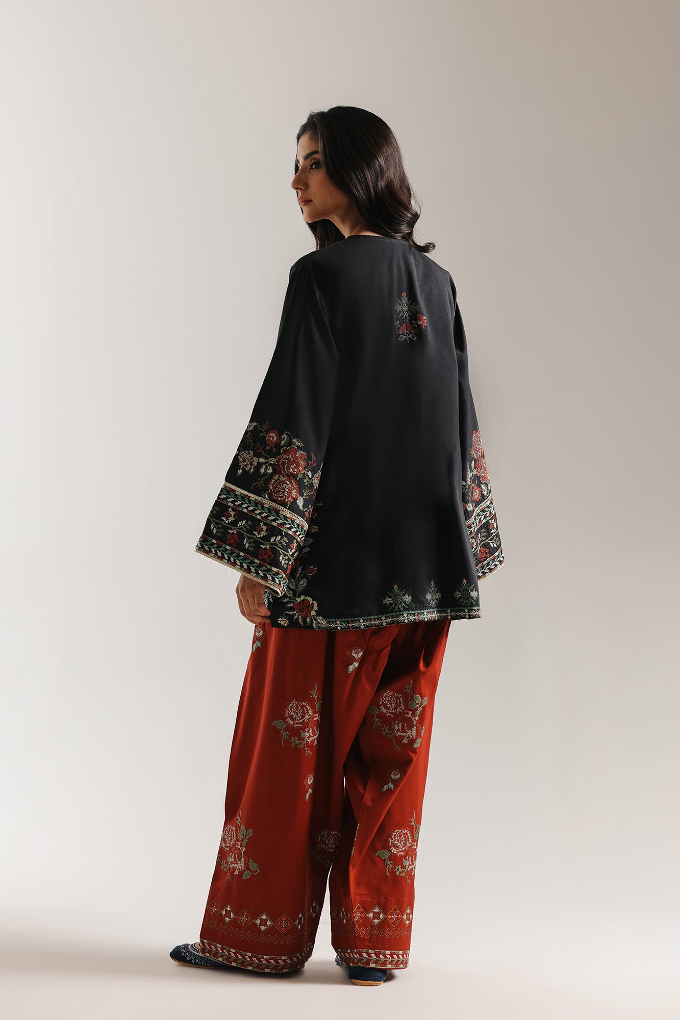 EMBROIDERED SUIT (E4157/103/901)