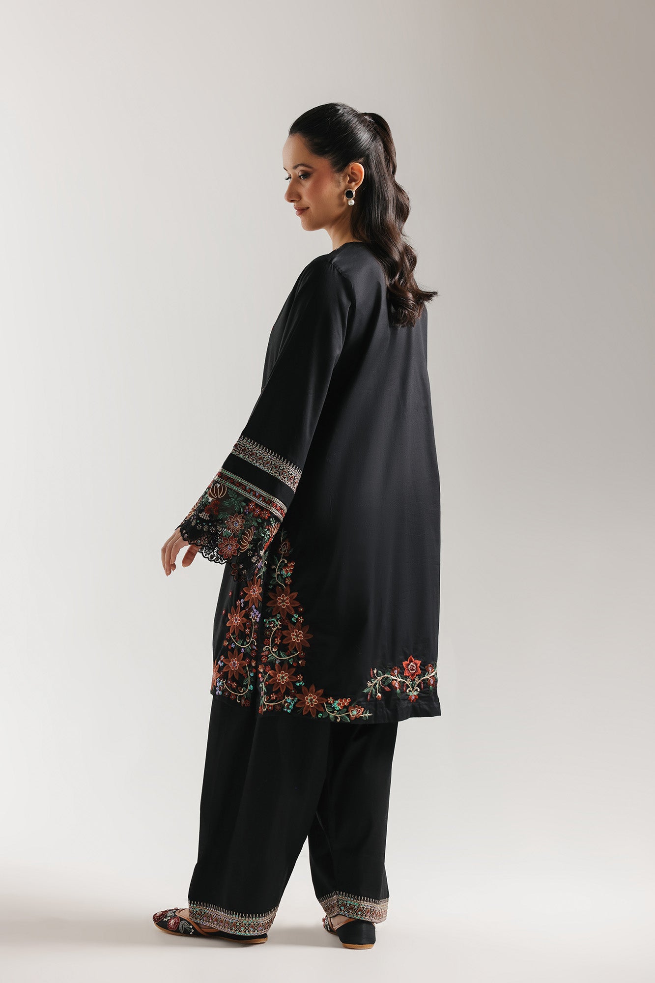 EMBROIDERED SUIT (E4215/103/901)