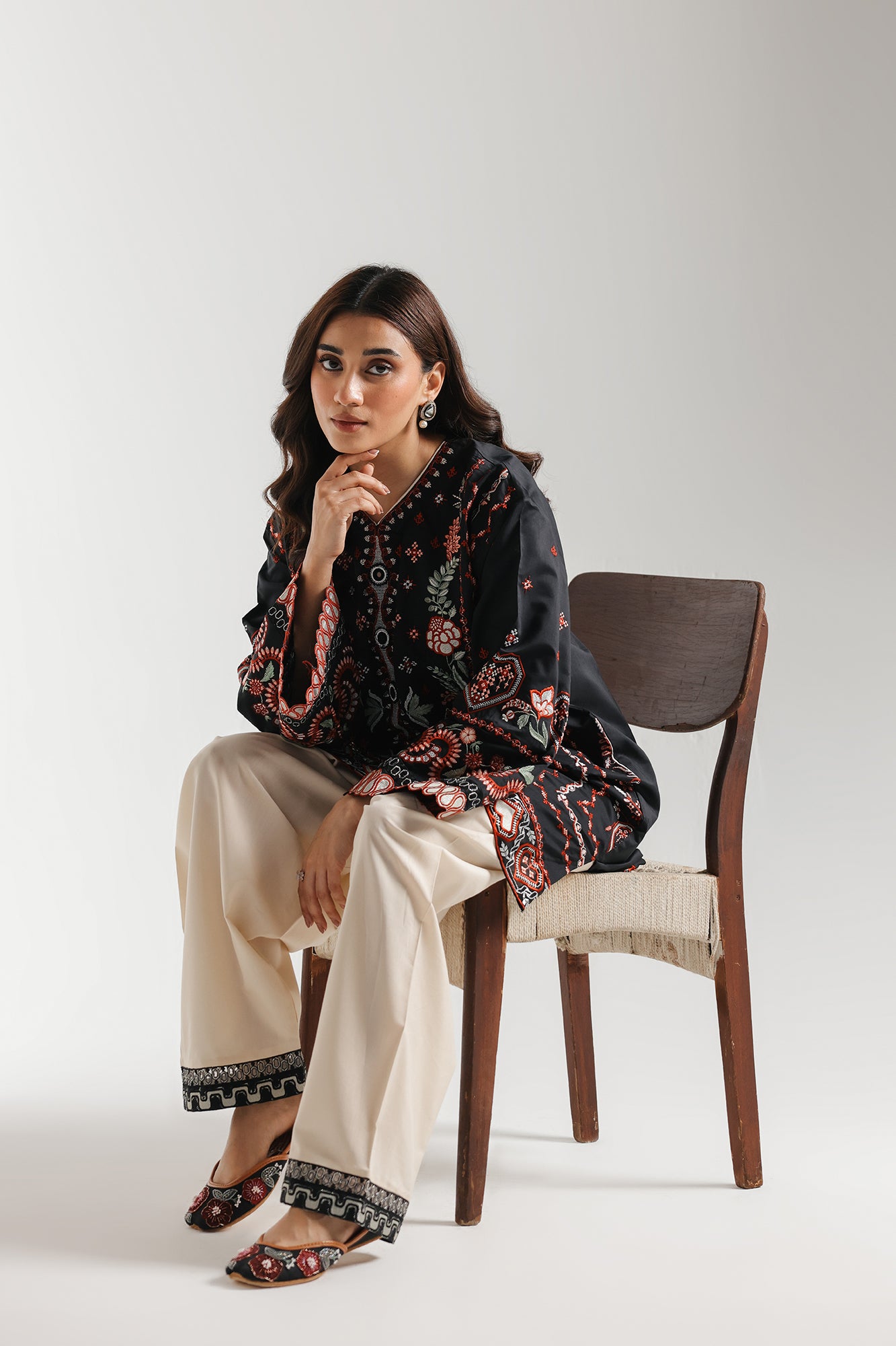 EMBROIDERED SUIT (E4252/103/901)