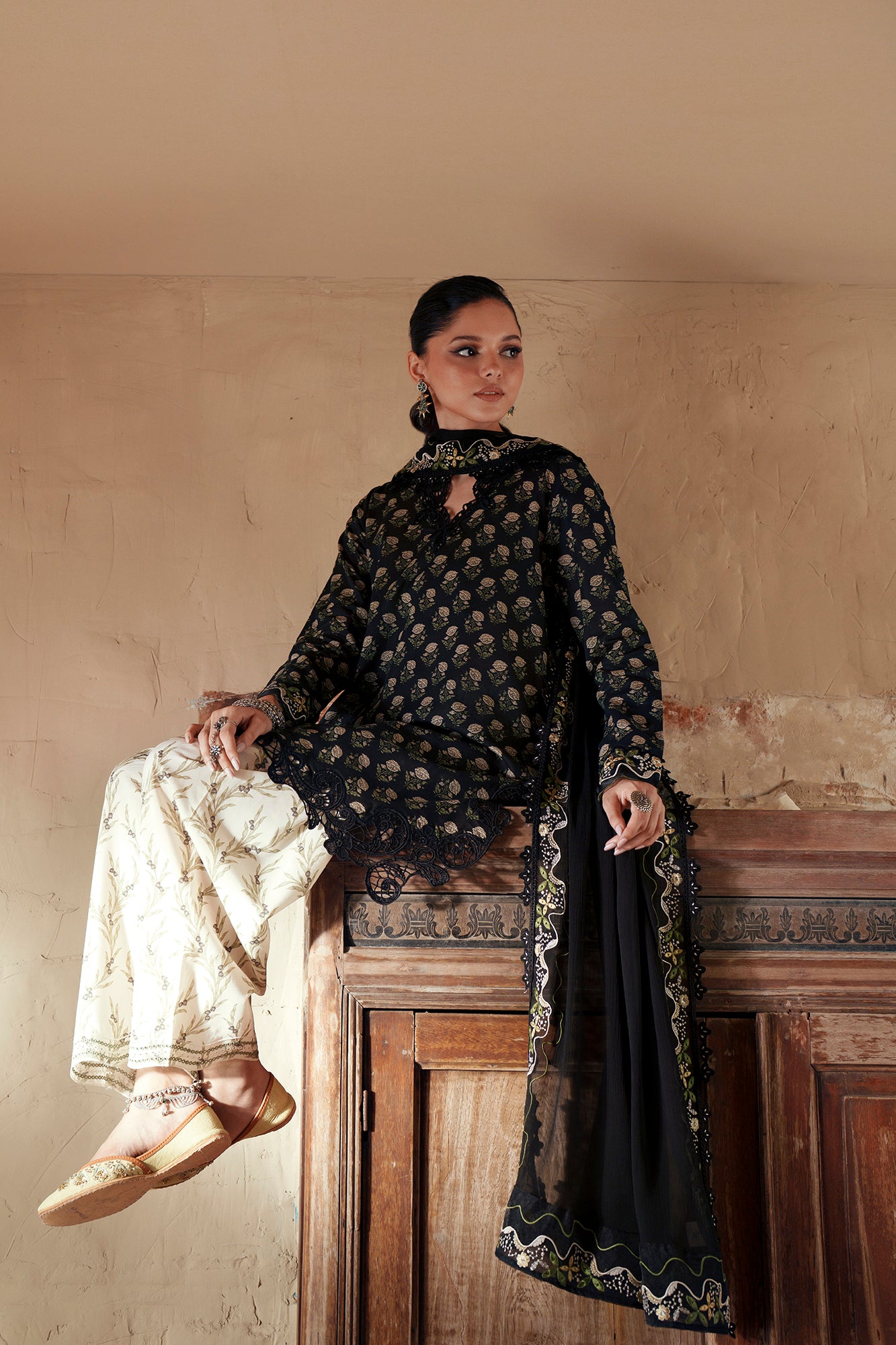 EMBROIDERED SUIT (E4477/103/902)