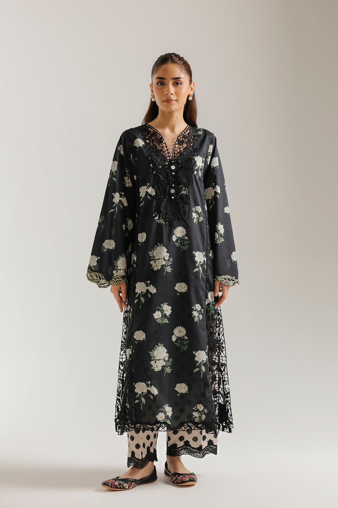 EMBROIDERED SUIT (E4526/103/901)
