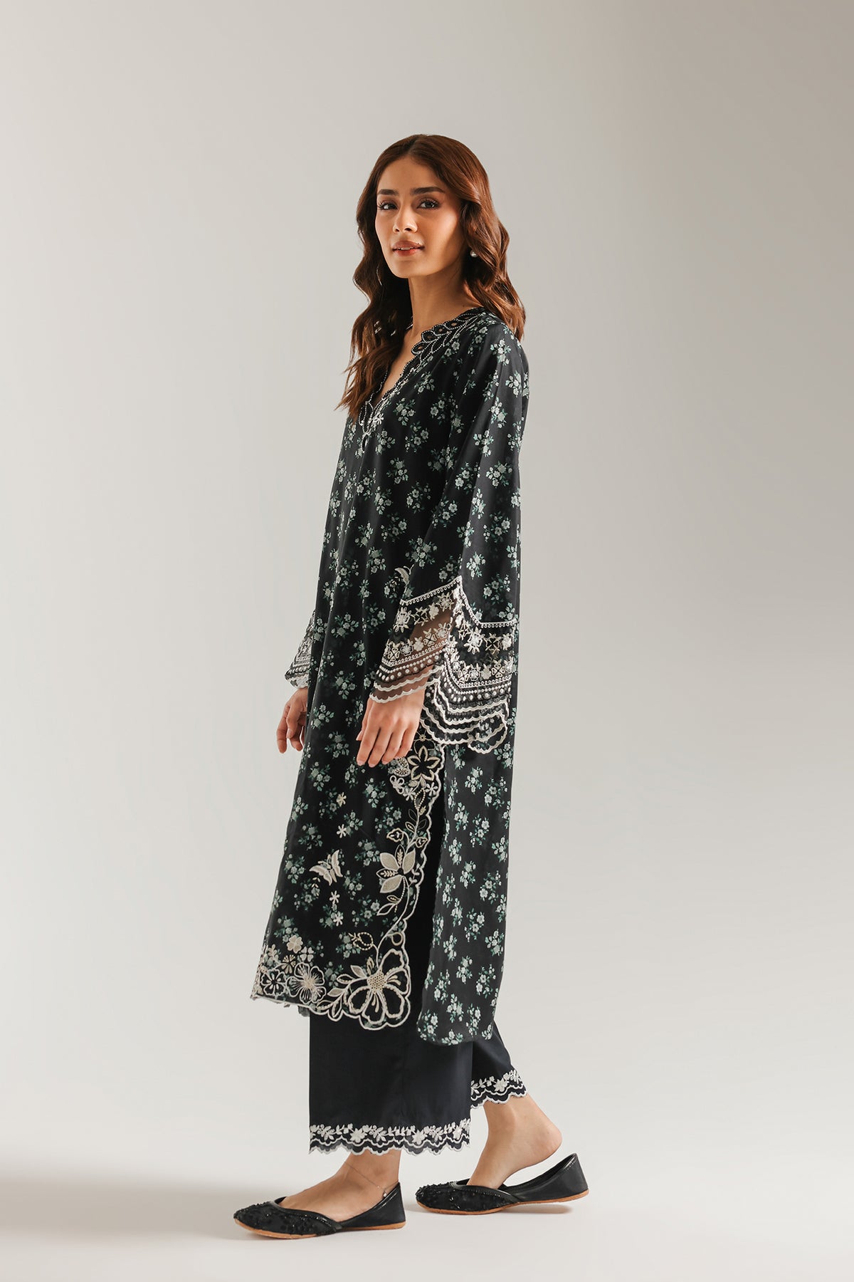 EMBROIDERED SUIT (E4636/103/901)