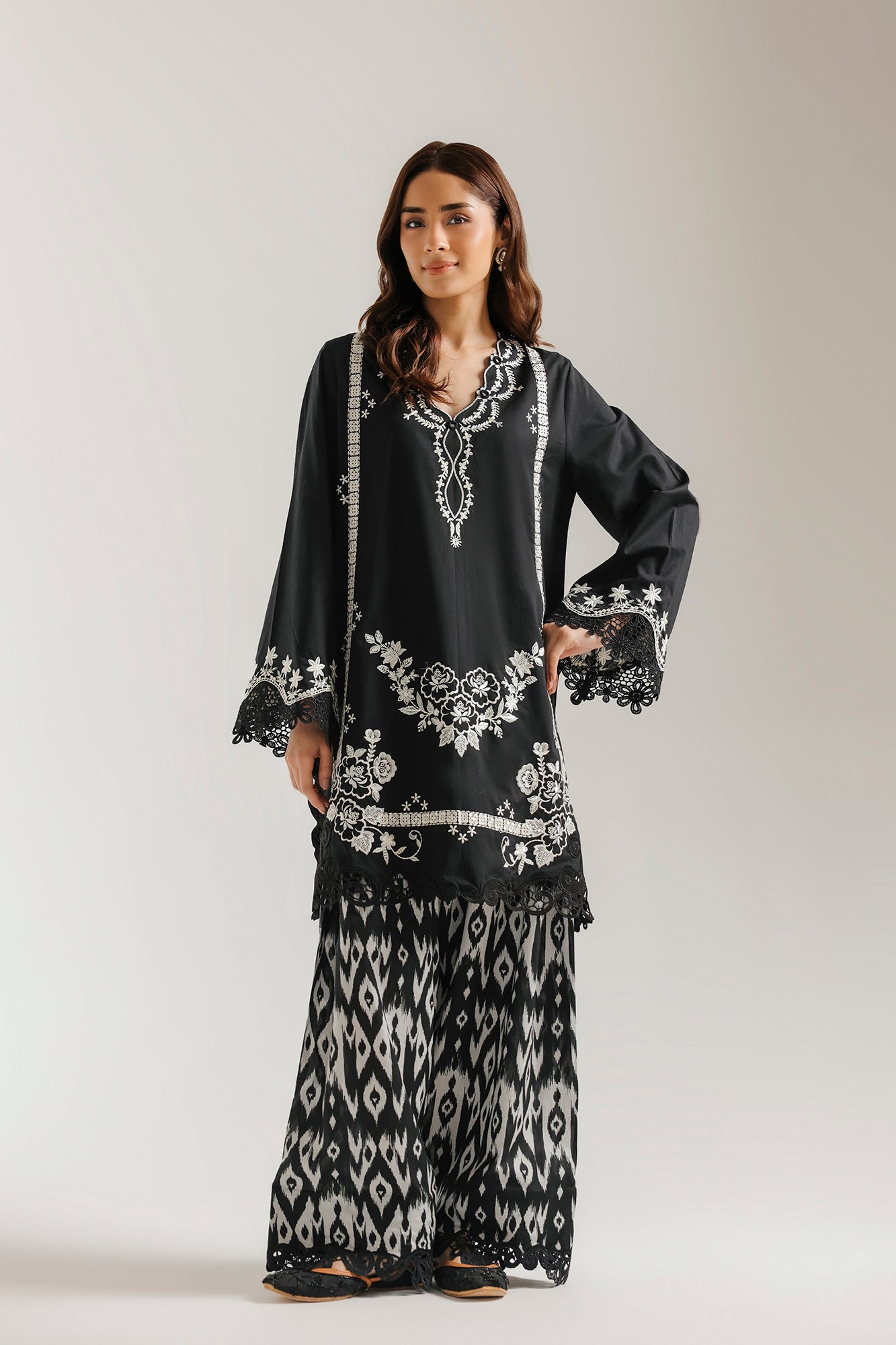 EMBROIDERED SUIT (E4645/103/901)