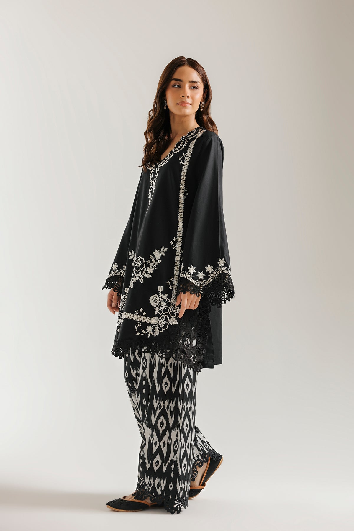 EMBROIDERED SUIT (E4645/103/901)