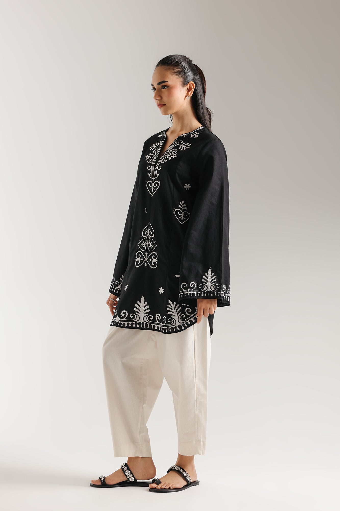 EMBROIDERED SUIT (E7041/102/901)