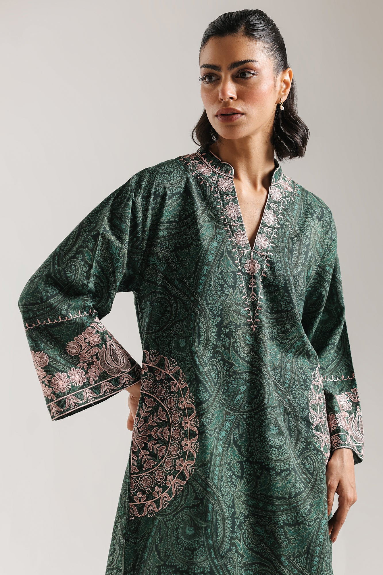EMBROIDERED SUIT (E7530/102/707)