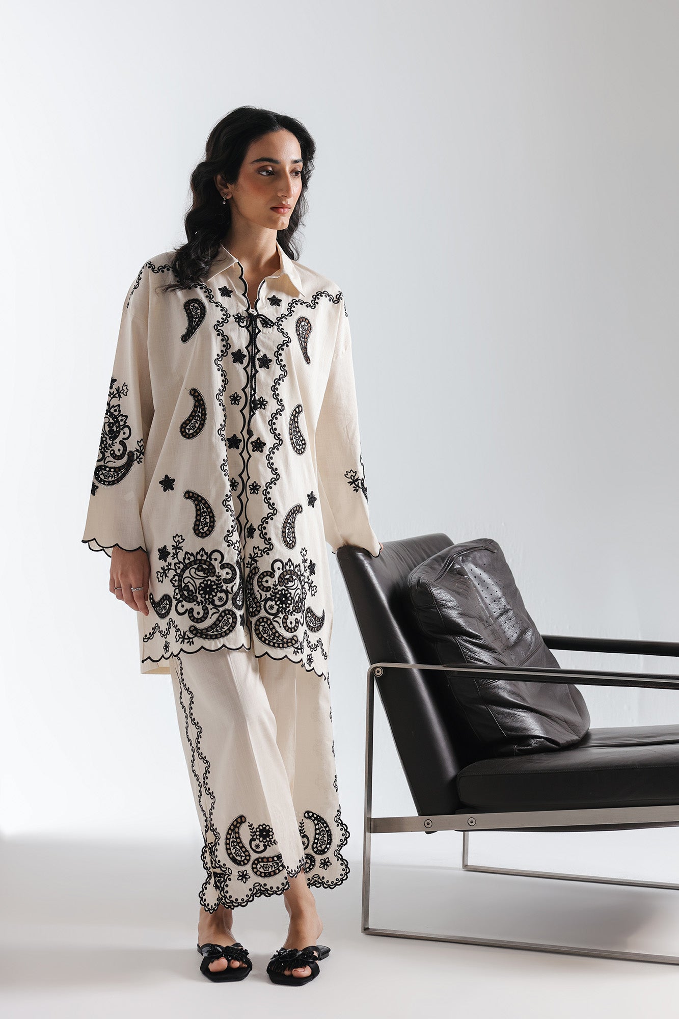 EMBROIDERED SUIT (E7686/102/002)