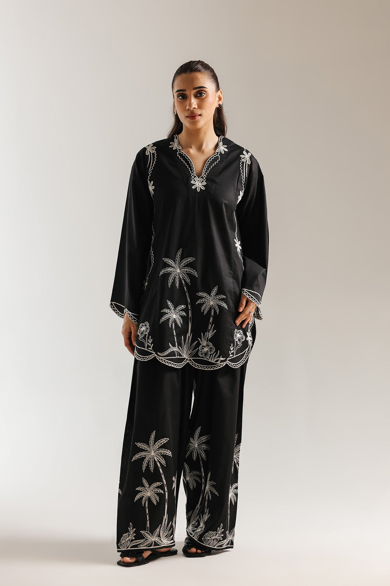 EMBROIDERED SUIT (E7688/102/902)