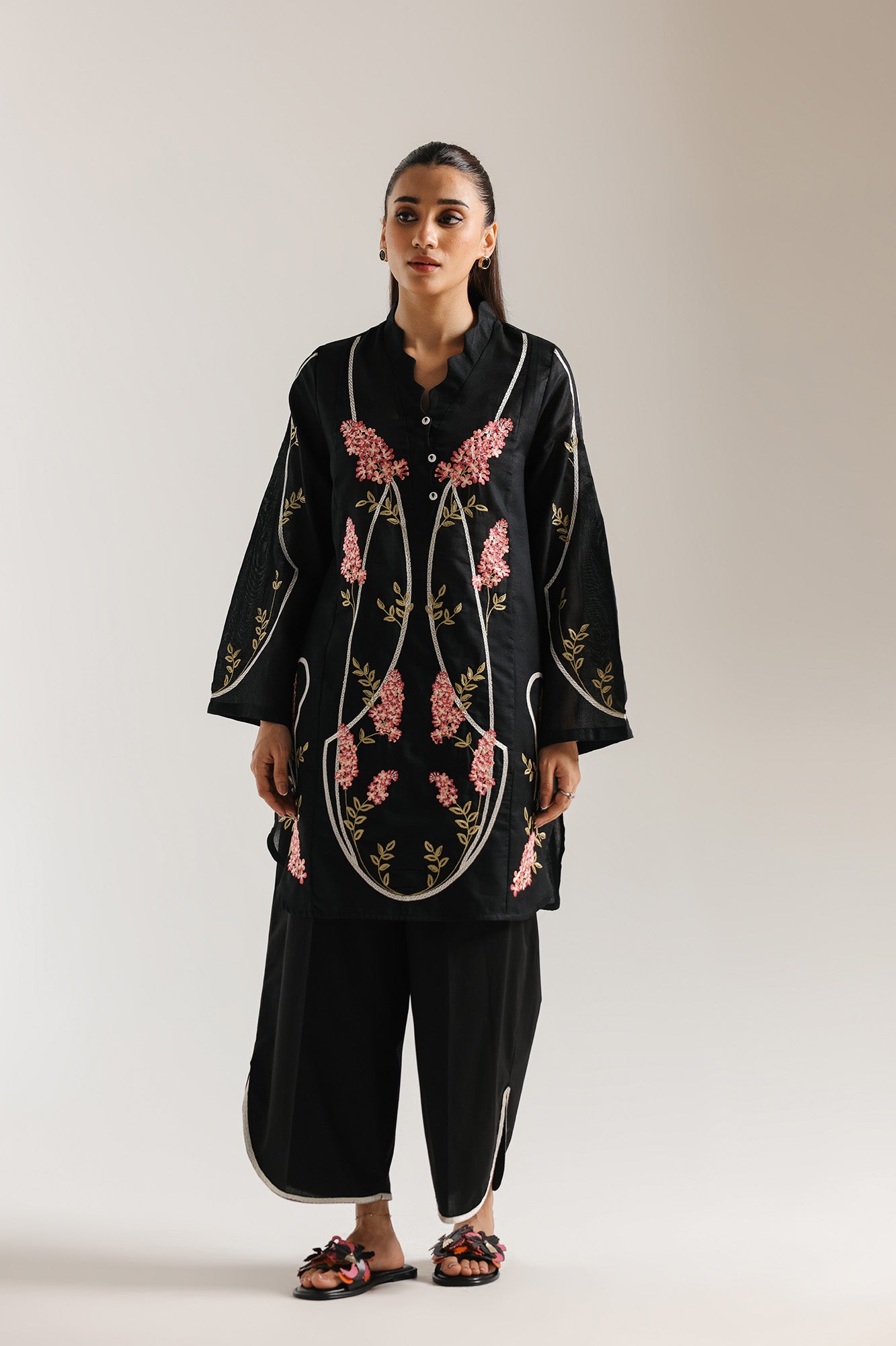 EMBROIDERED SUIT (E7698/102/901)