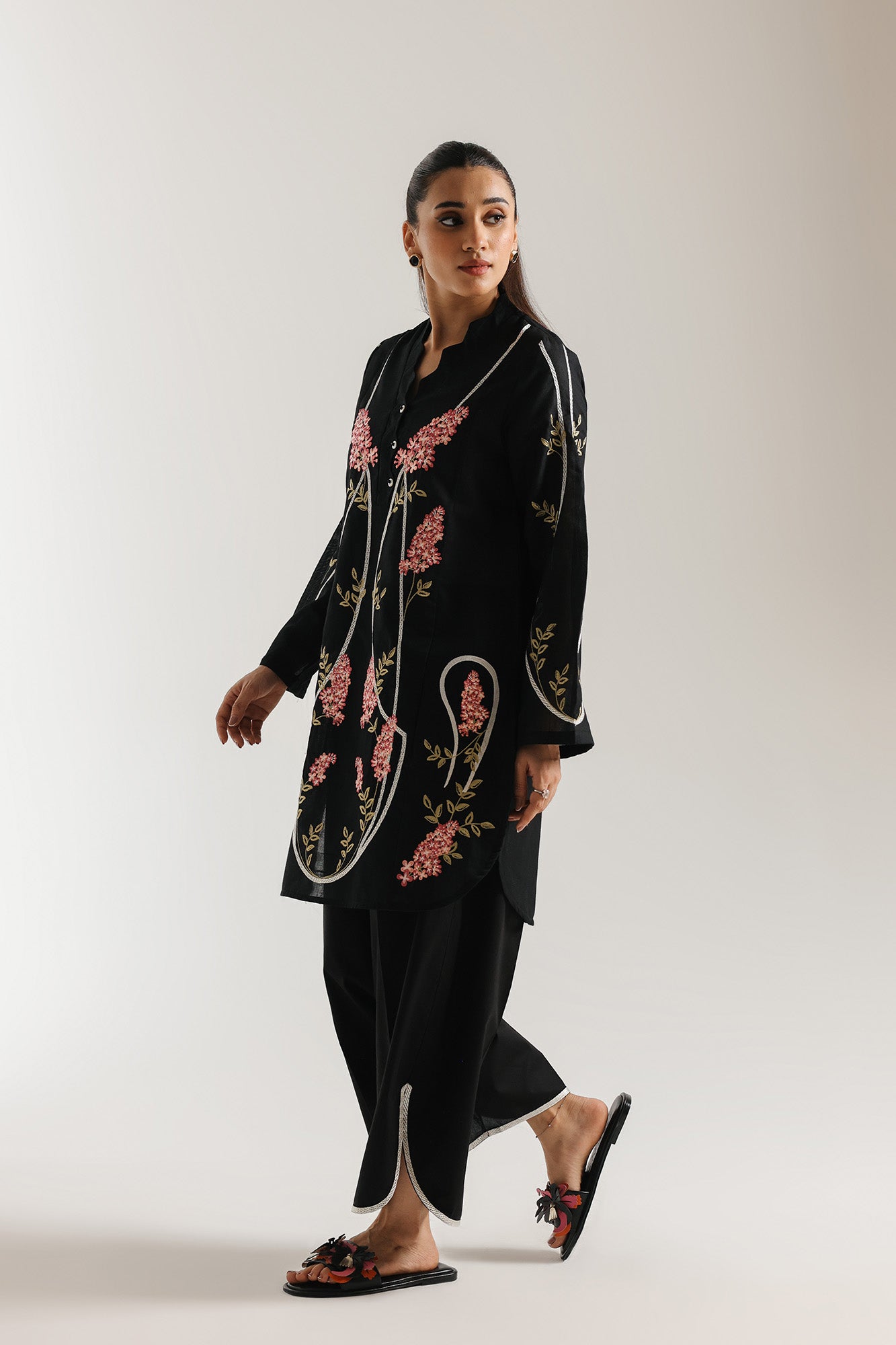 EMBROIDERED SUIT (E7698/102/901)