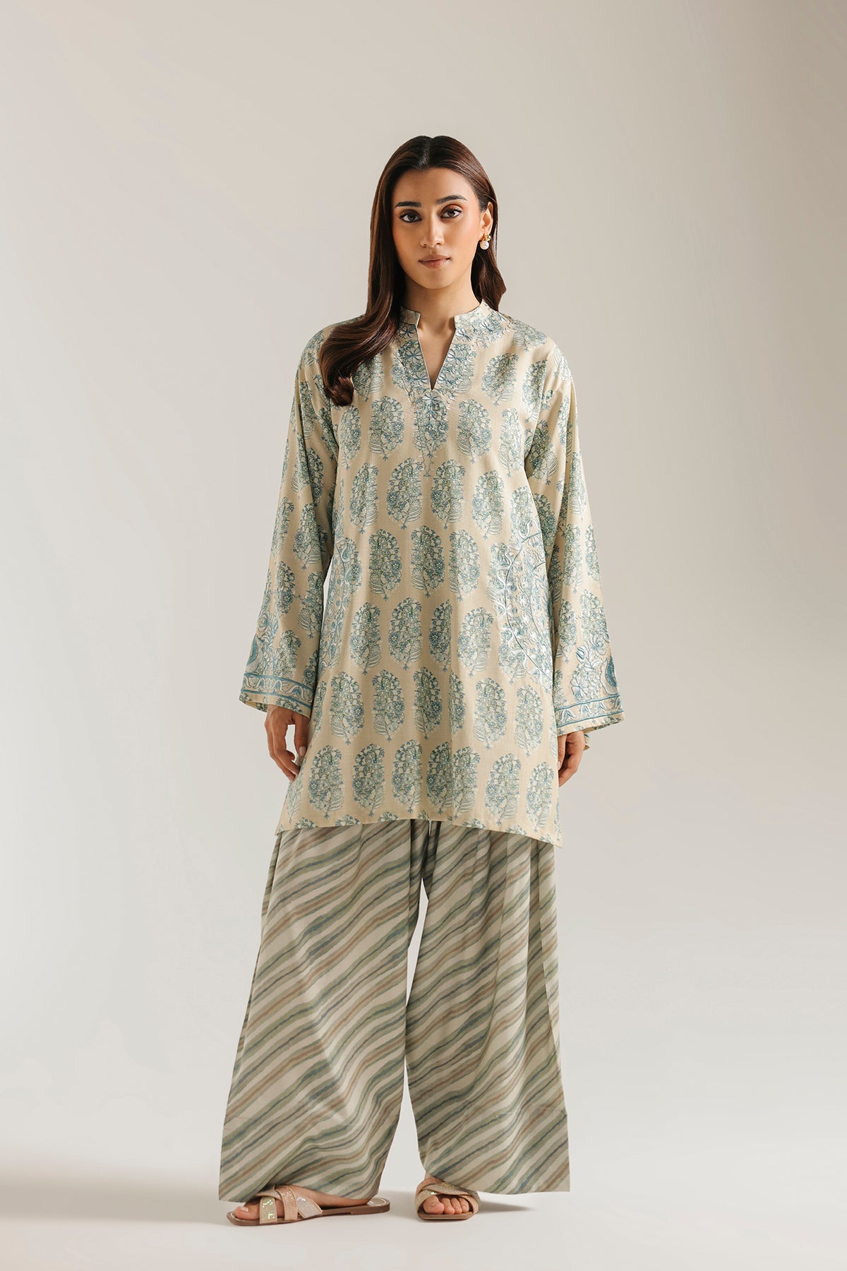 EMBROIDERED SUIT (E8244/102/129)