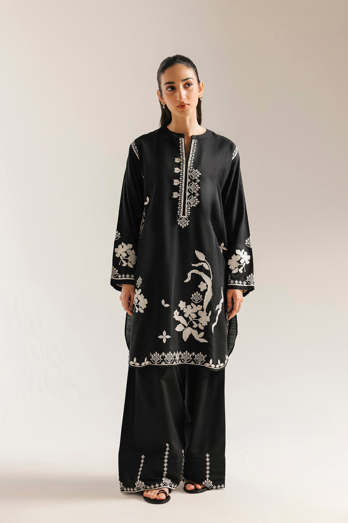 EMBROIDERED SUIT (E8278/102/902)