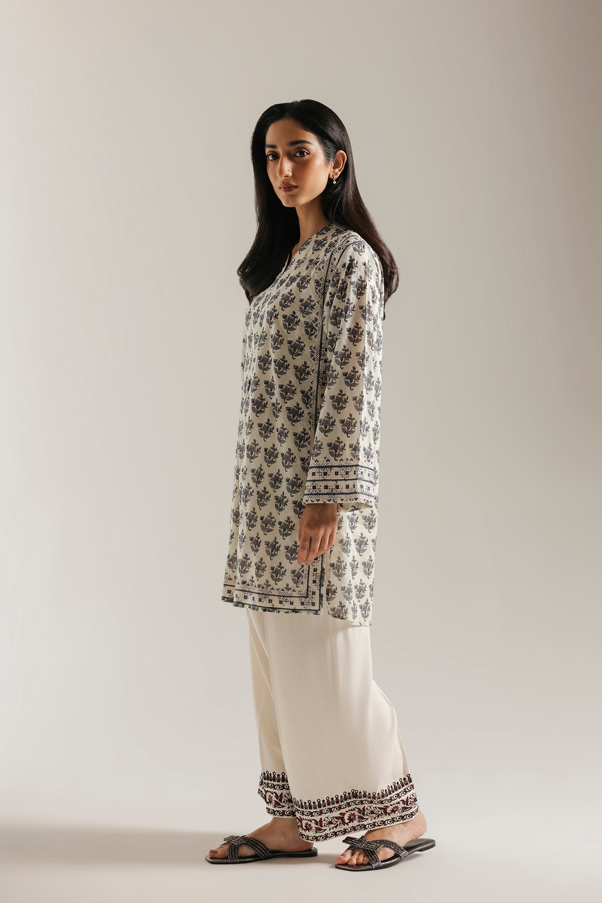 EMBROIDERED SUIT (E9225/102/003)
